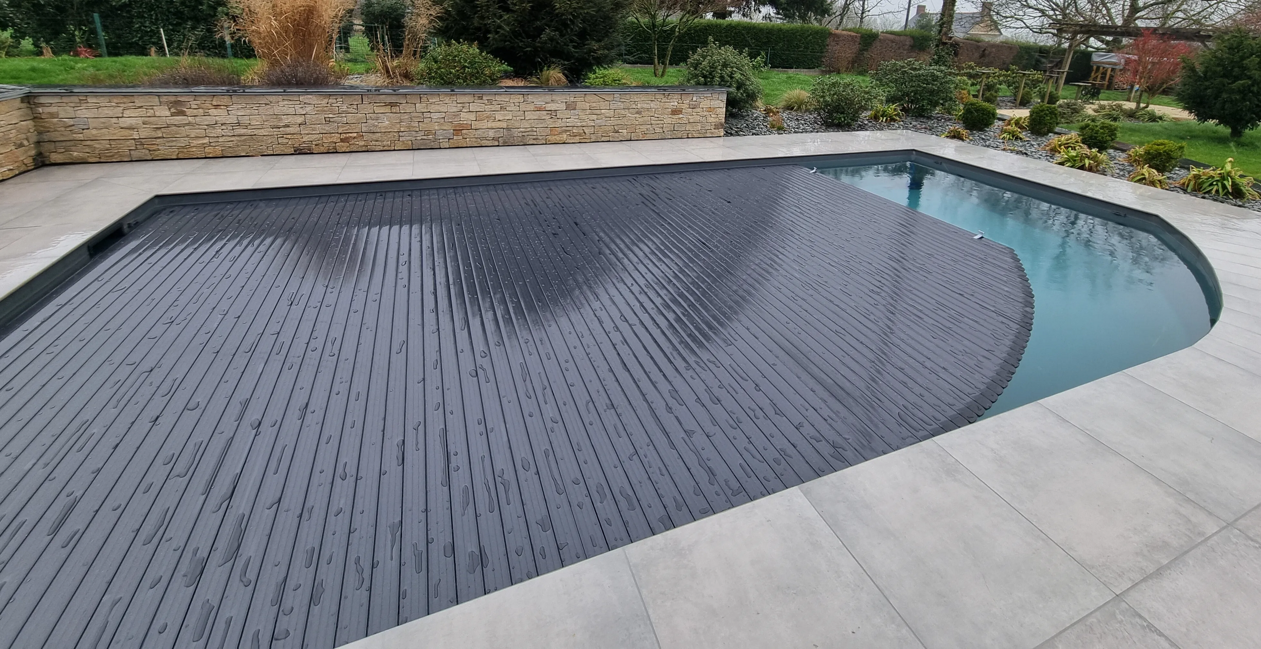 Absolute black solar polycarbonate slat | My CFGroup