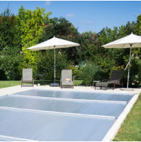 Installation réalisée sur gazon synthétique